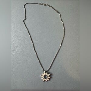 🛍️Any 5 items for $15 🛍️ Elegant Silver Sunflower Pendant Necklace